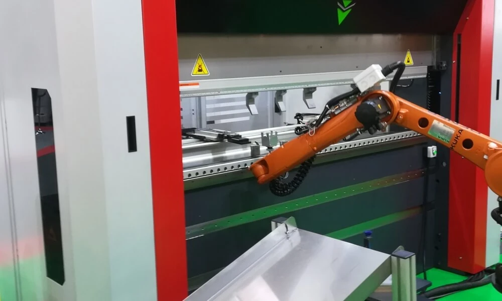 Robotic installed together to press brake for automatic bending