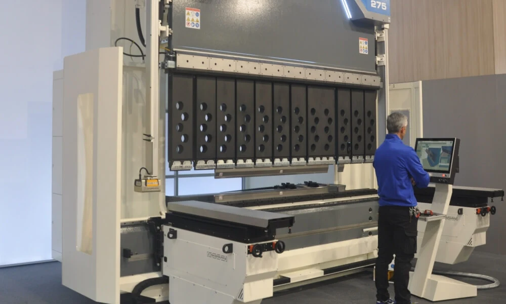 CNC press brake with big daylight opening acted by the machine operator