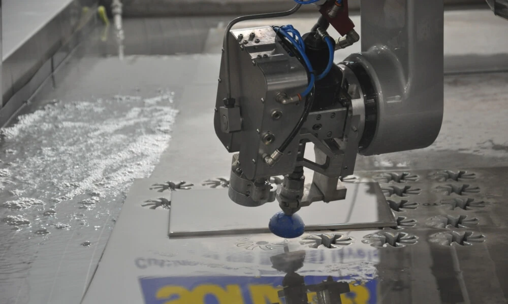 Waterjet cutting machine on work with swivel head