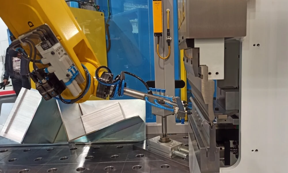 Robotic bending cell with robot and small press brake